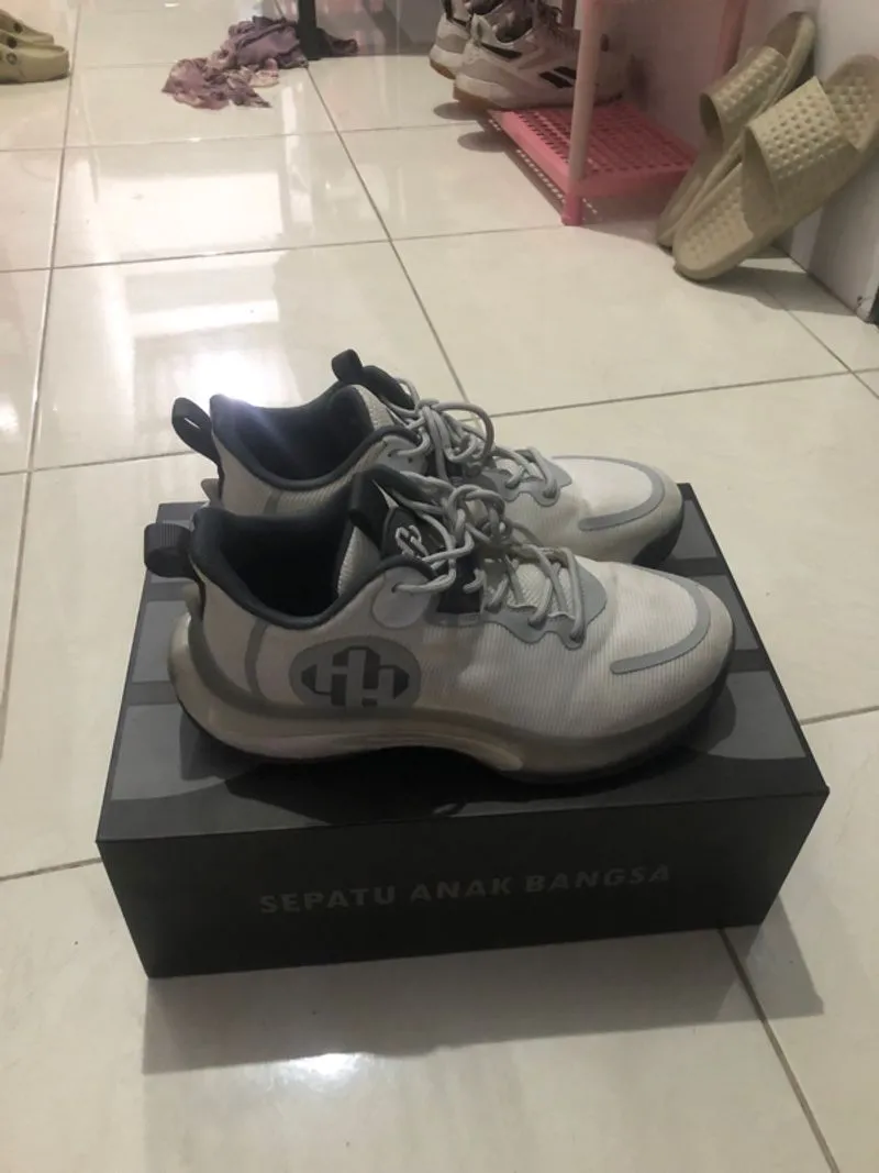 SEPATU BASKET HOOPHERO  photo 1