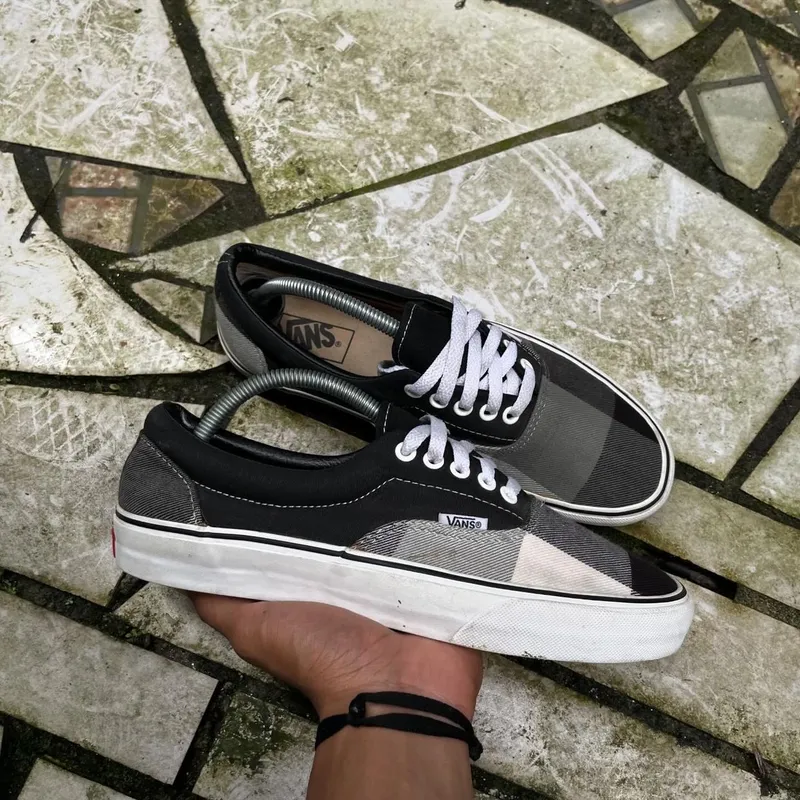 VANS Indie Casual Sneakers Pria white black photo 1