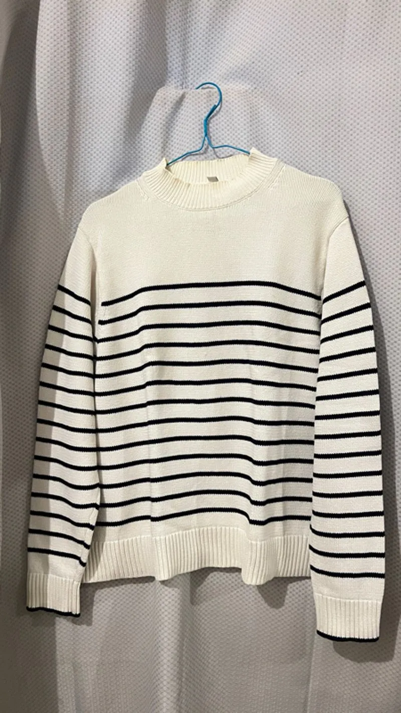 Uniqlo Black & White Striped Sweater photo 1