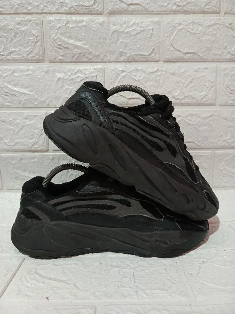 Adidas Yeezy boost 700 v2 Vanta photo 1