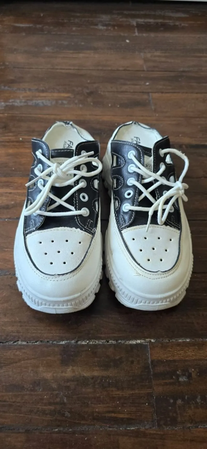Sepatu selop hitam putih  photo 1