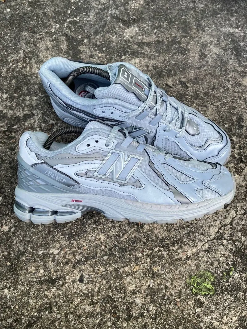 New Balance Casual Sneakers Pria white black gray photo 1