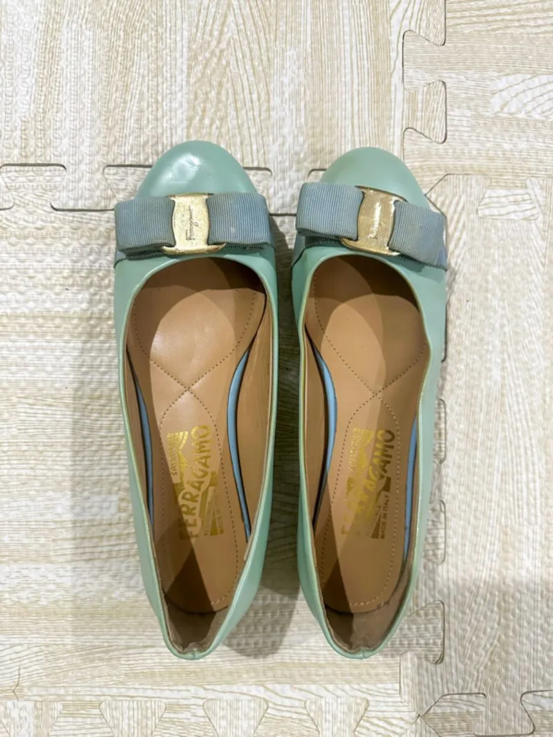 Ferragamo Vara Bow Shoes photo 1