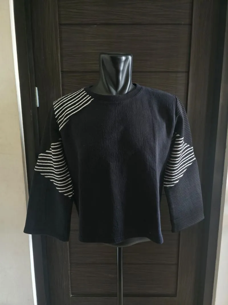 Sweater hitam hias arsir pl photo 1