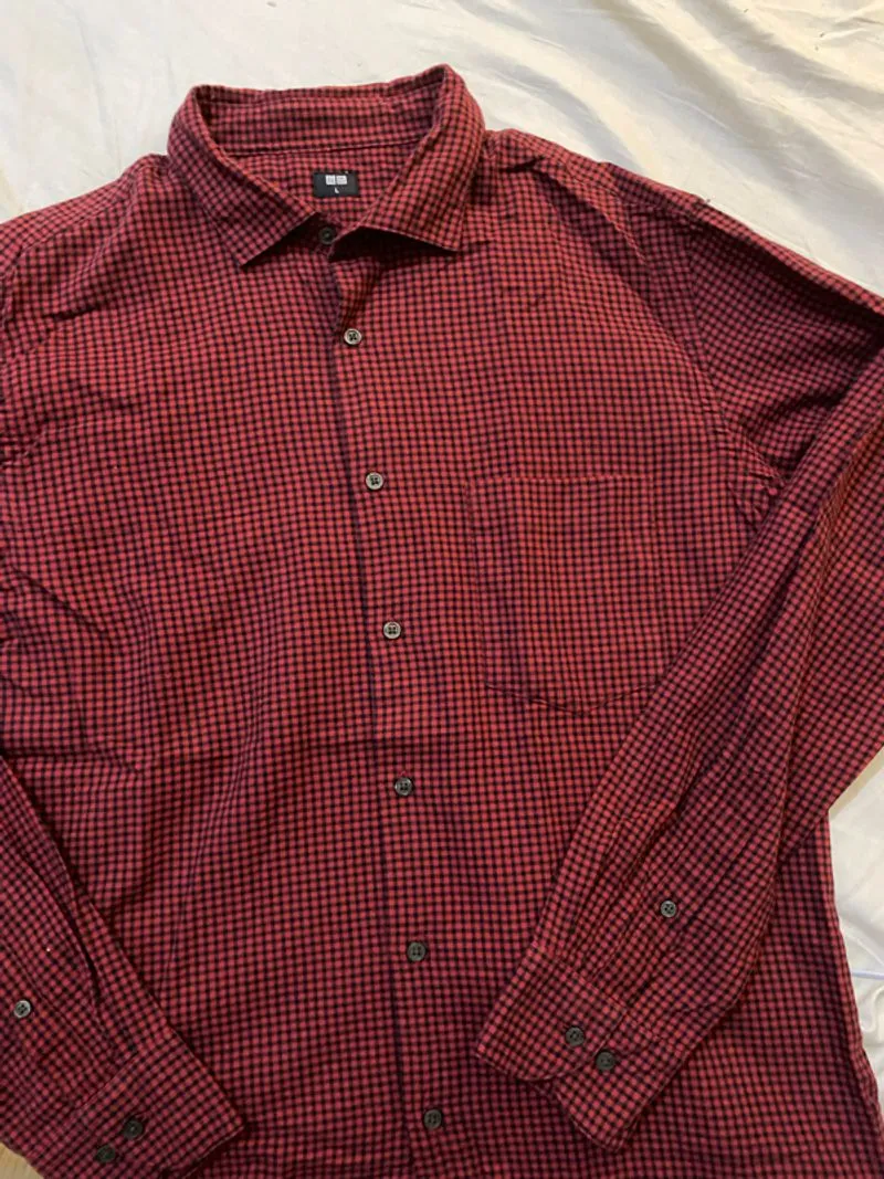 Preloved shirt uniqlo maroon unisex photo 1