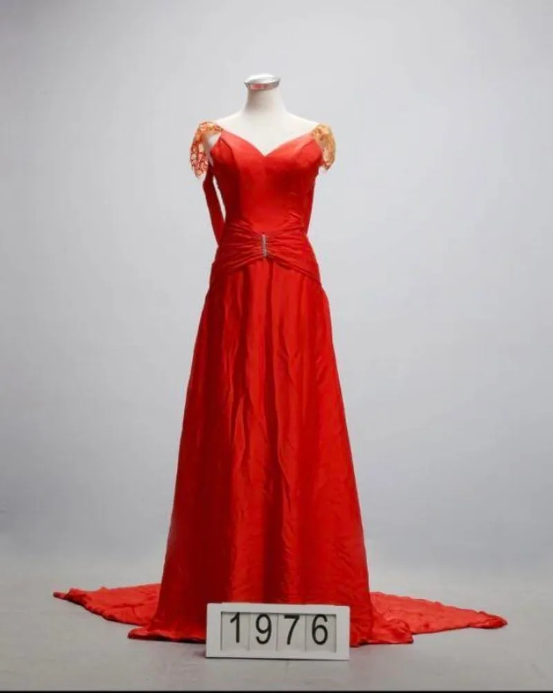 Gaun merah panjang premium photo 1
