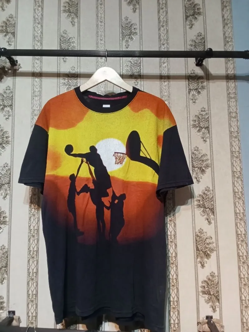 TSHIRT NIKE 2008 GRAPHIC LEBRON JAMES DUNKIN

SIZ photo 1