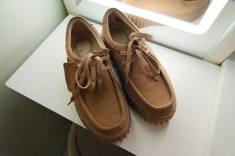 Preloved Clarks Torhill Bee in light tan photo 1