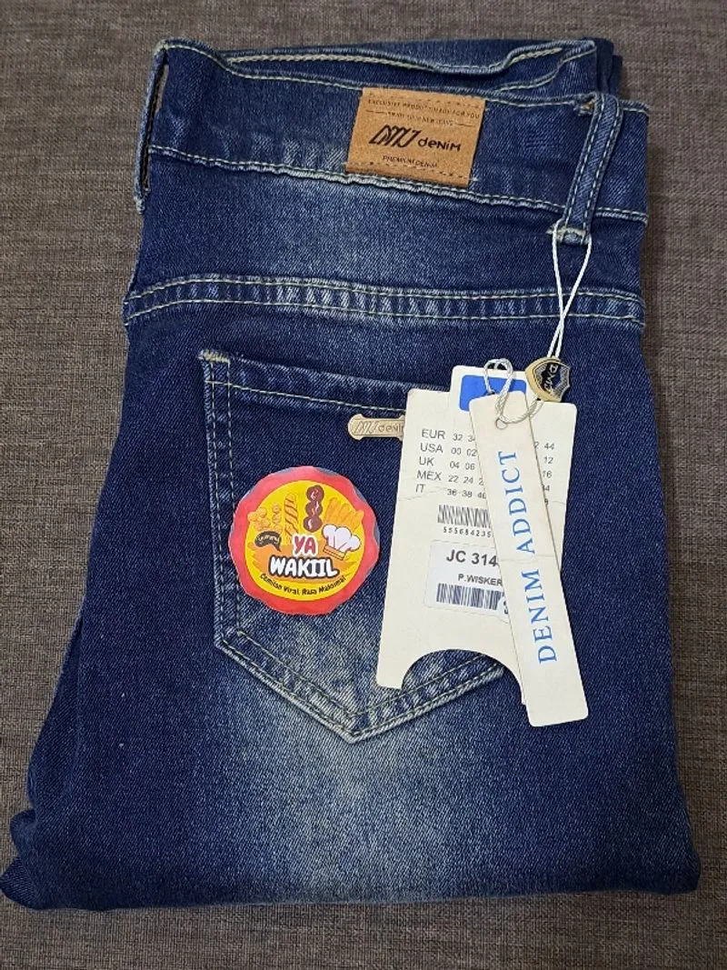 Jeans Pensil Wanita Biru Semprot
Size 30 Harga Promo 67 K
 photo 1