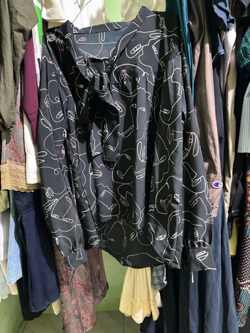 Blouse hitam dengan motif abstrak photo 1