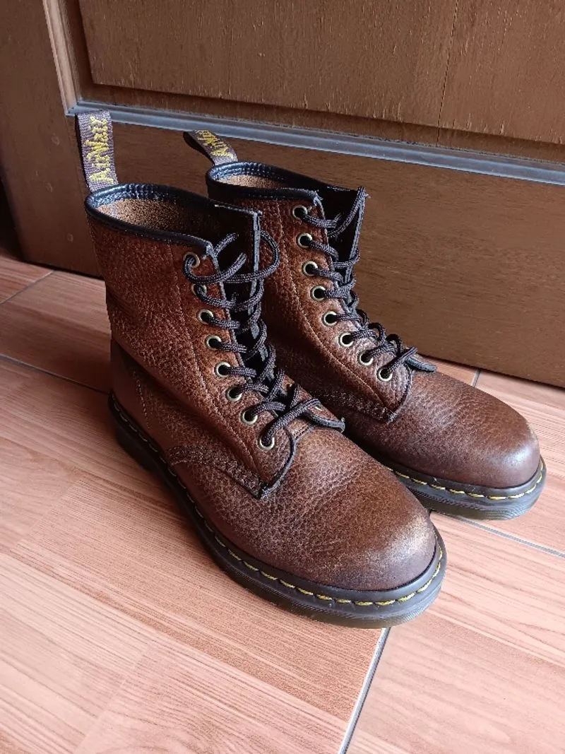 Dr. Martens brown  8 hole sz 37 100 % original photo 1