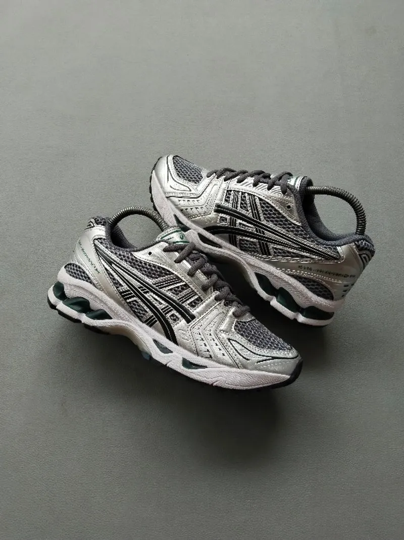 asics photo 1