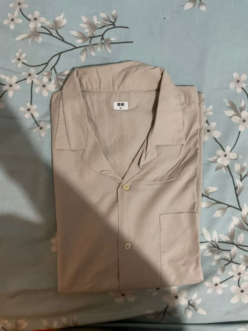 UNIQLO KEMEJA KERAH TERBUKA photo 1