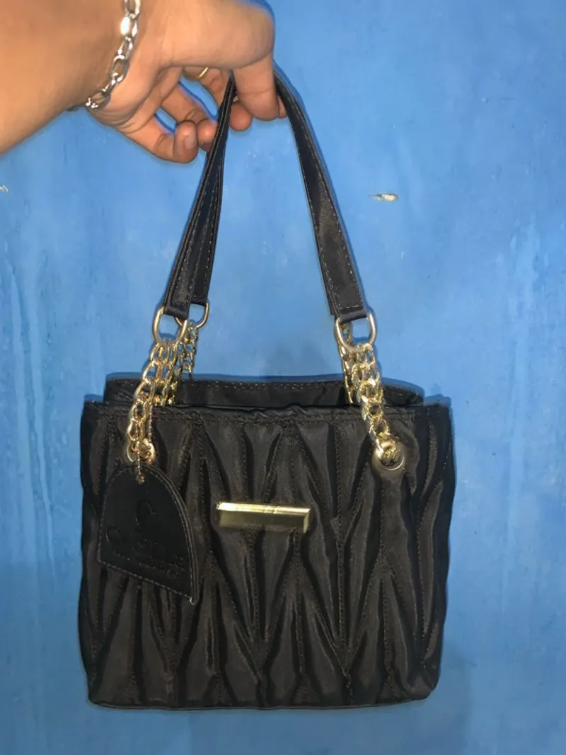 Tas hitam wanita photo 1
