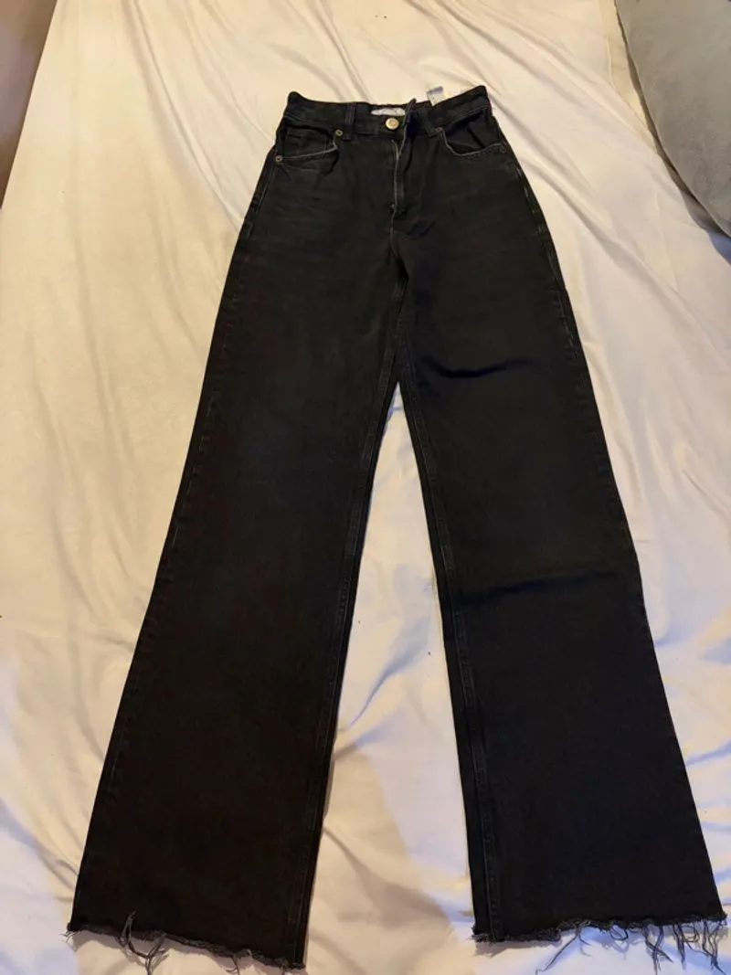 Zara - Black jeans with unfinished details  photo 1