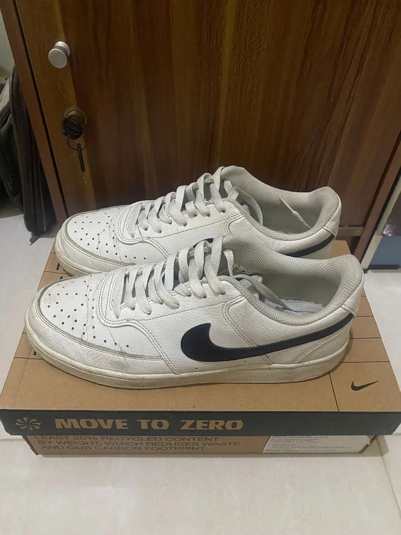 Nike Streetwear Sneakers Pria white black photo 1
