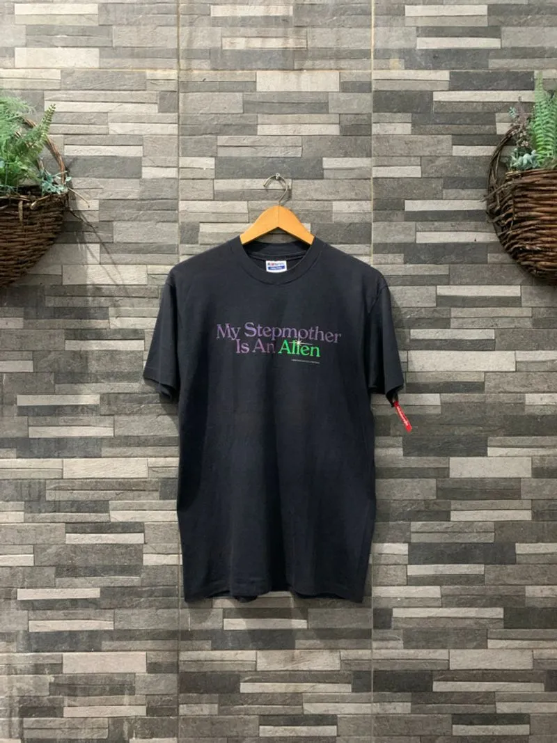 Vintage Tshirt Film 1988 My Stepmother is an Alien Movie Tee photo 1