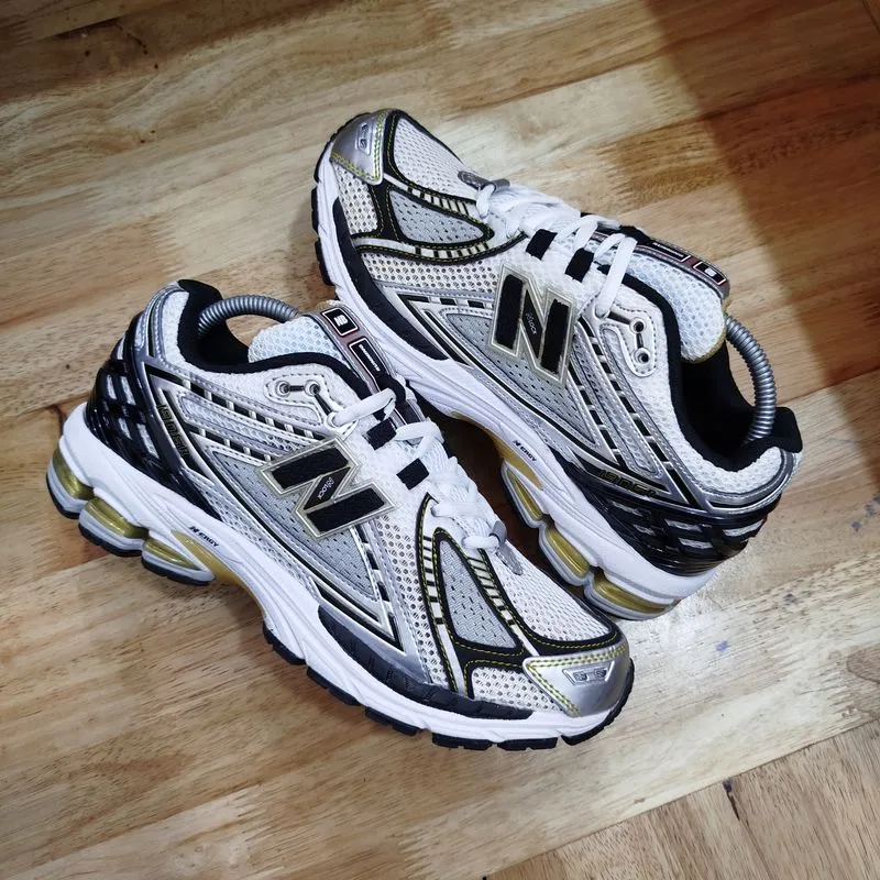 New Balance Casual Sneakers Pria gold white black photo 1