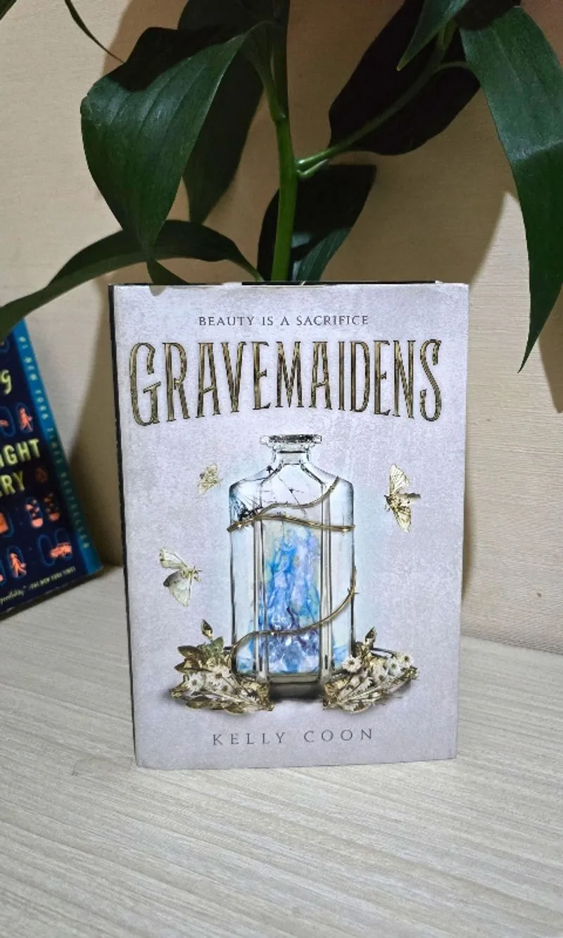 Gravemaidens – Dark YA Fantasy | Preloved photo 1