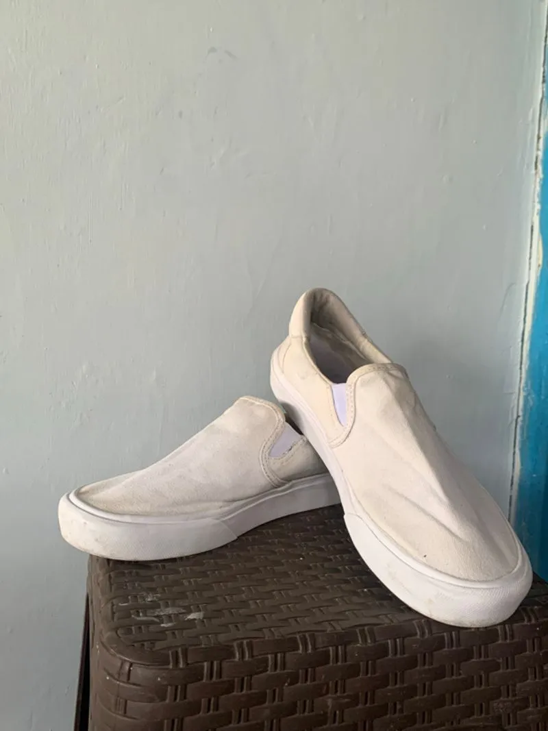 Sepatu Adidas Slip On Size 42 photo 1