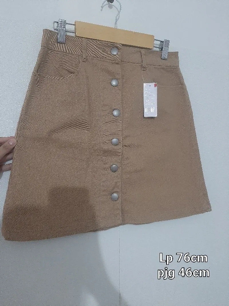 ROK JEANS KANCING DEPAN A LINE photo 1