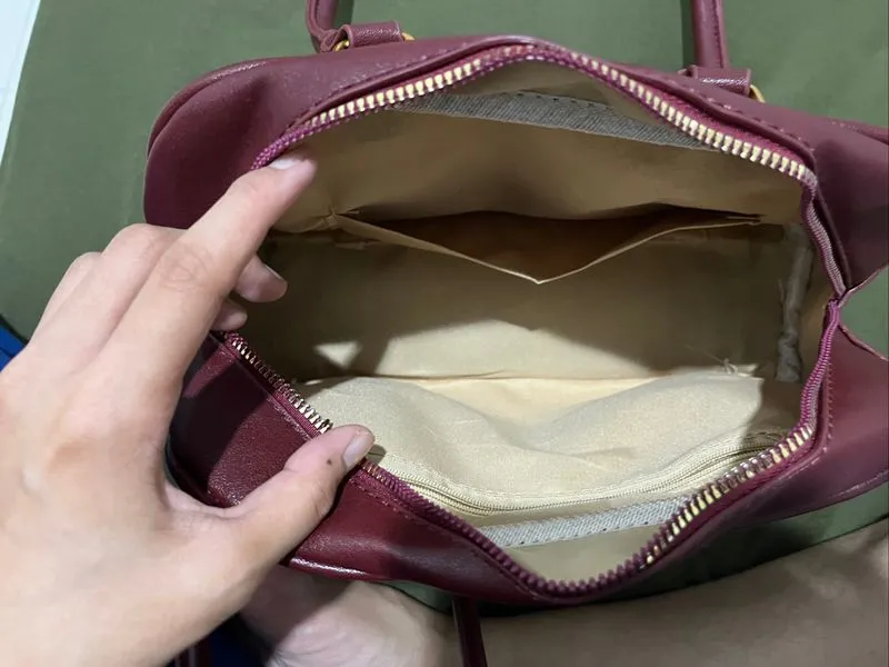 Red handbag photo 1