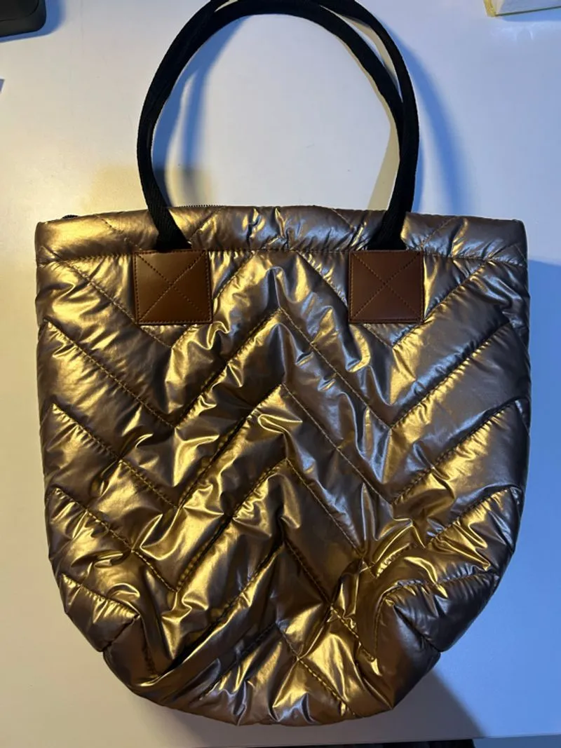 Tas puffy photo 1