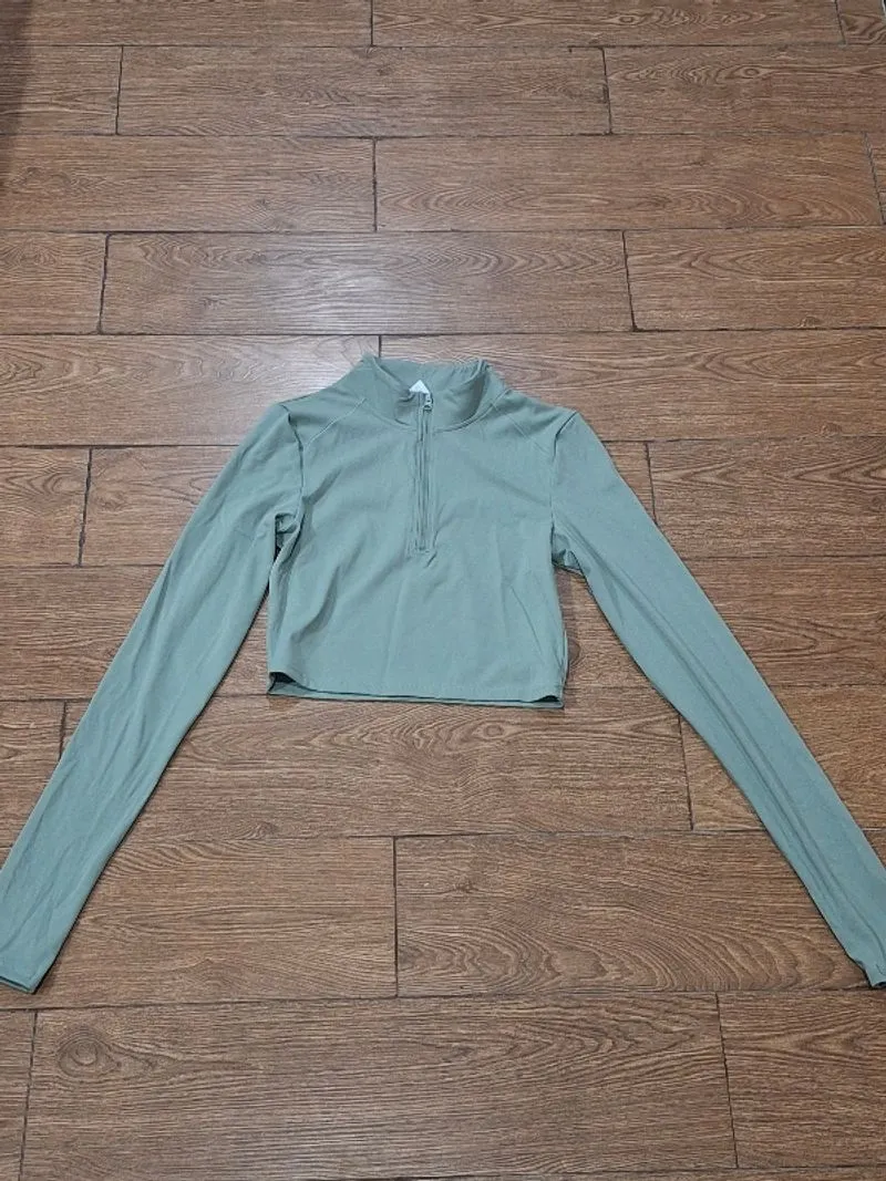 Women's cropped active wear photo 1