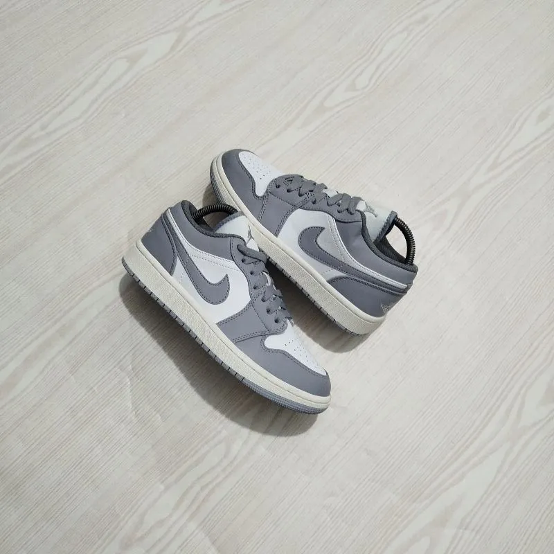 Nike Air Jordan photo 1