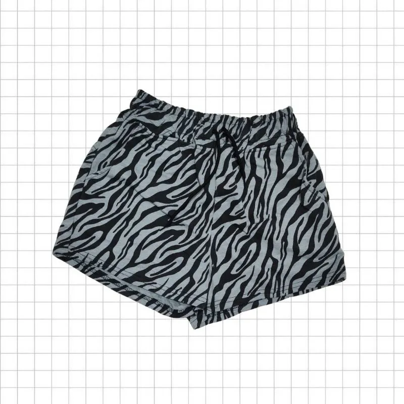 patterned shorts photo 1