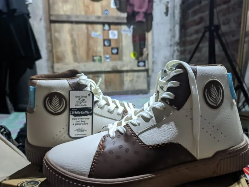 AeroStreet Batik Boots Pria white brown photo 1