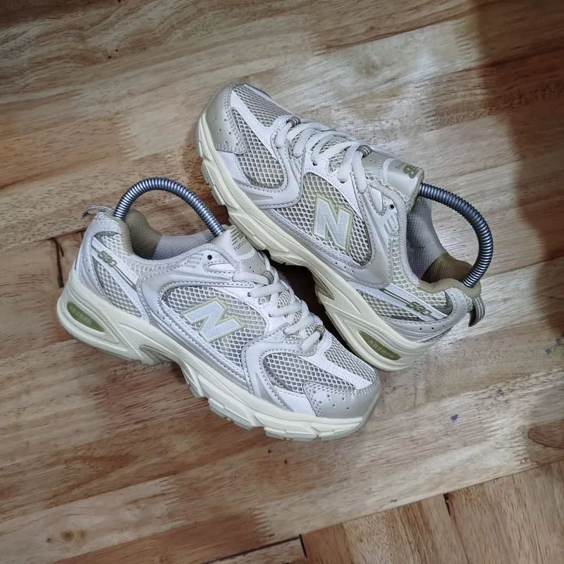 New Balance Casual Sneakers Wanita cream photo 1