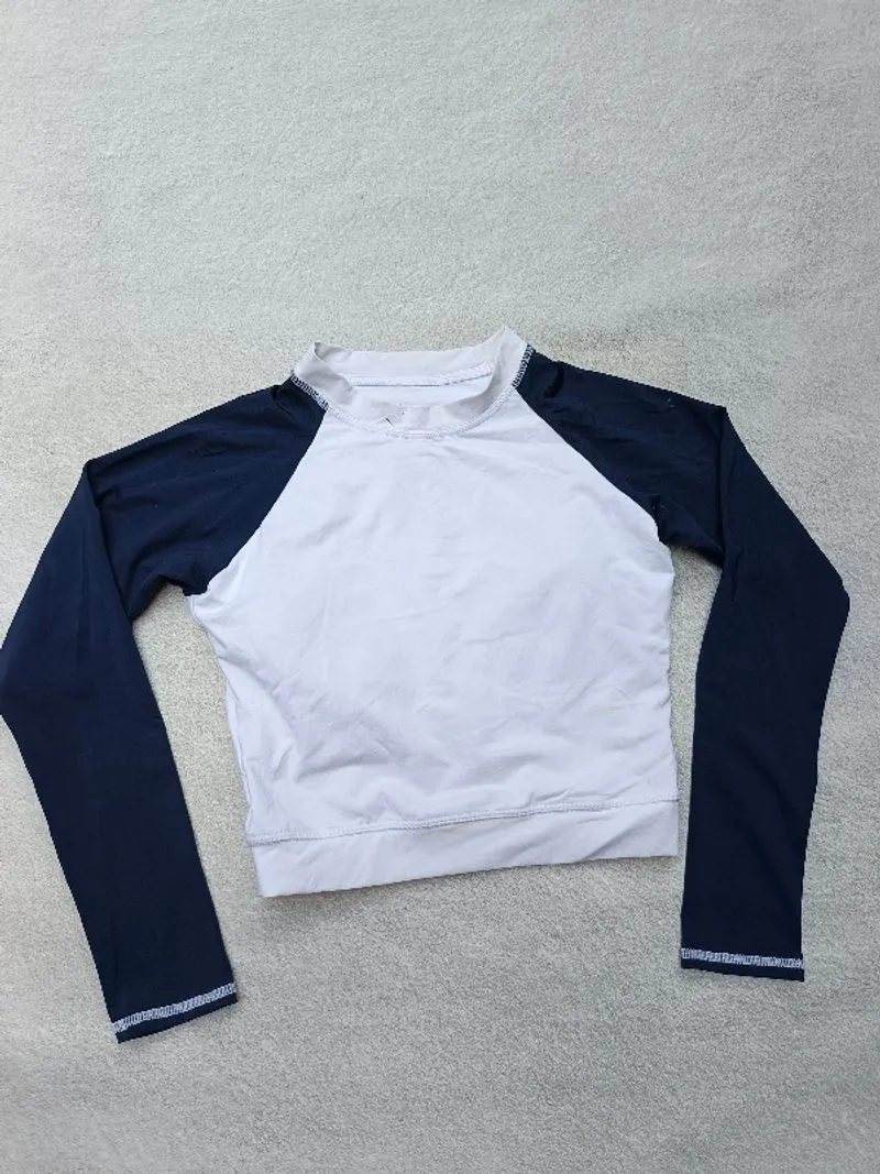 Baju renang/ Rashguard/ swimwear/ swimsuit size L defect  photo 1