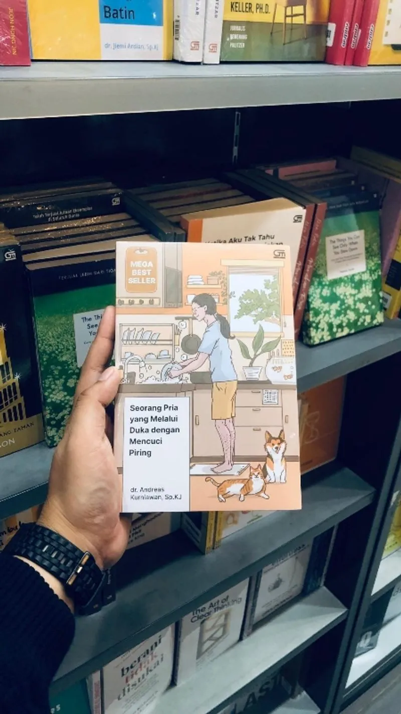 Seorang Pria Yang Melalui Duka Dengan Mencuci Piring photo 1