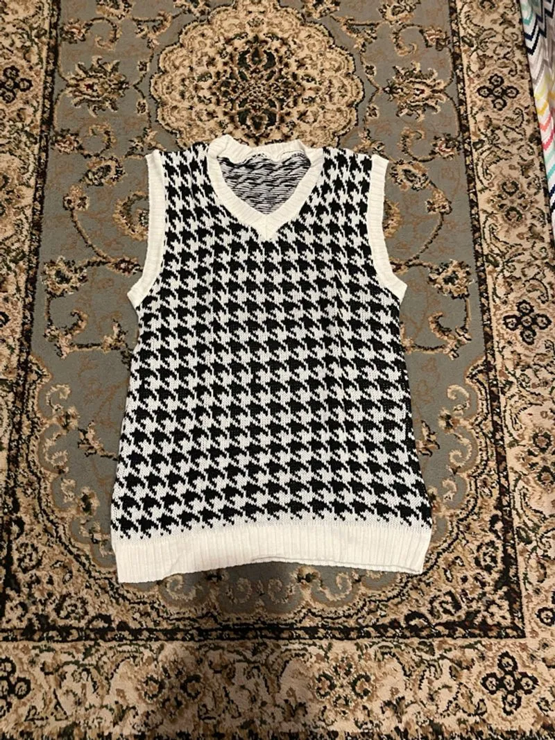 black white knitted vest photo 1