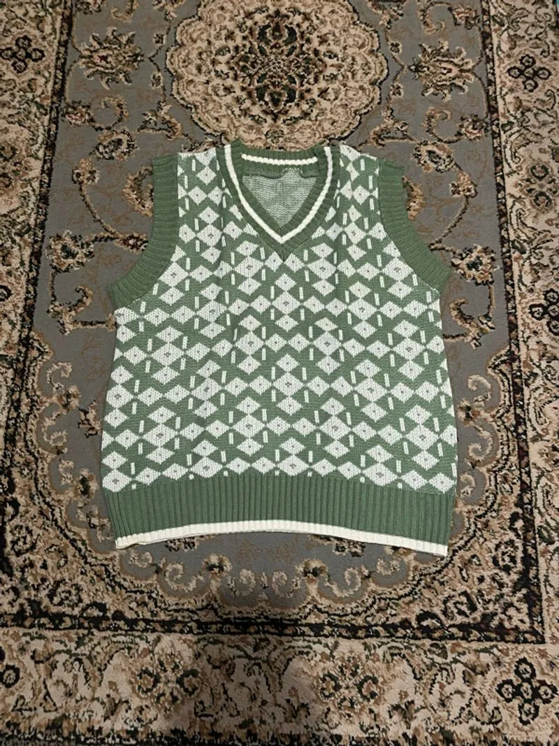 green knitted vest photo 1