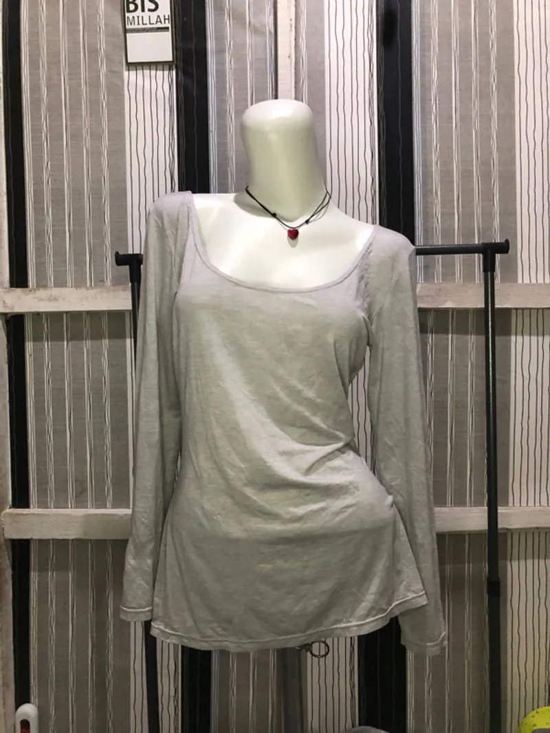 UNIQLO long sleeve light grey heattech sabrina photo 1