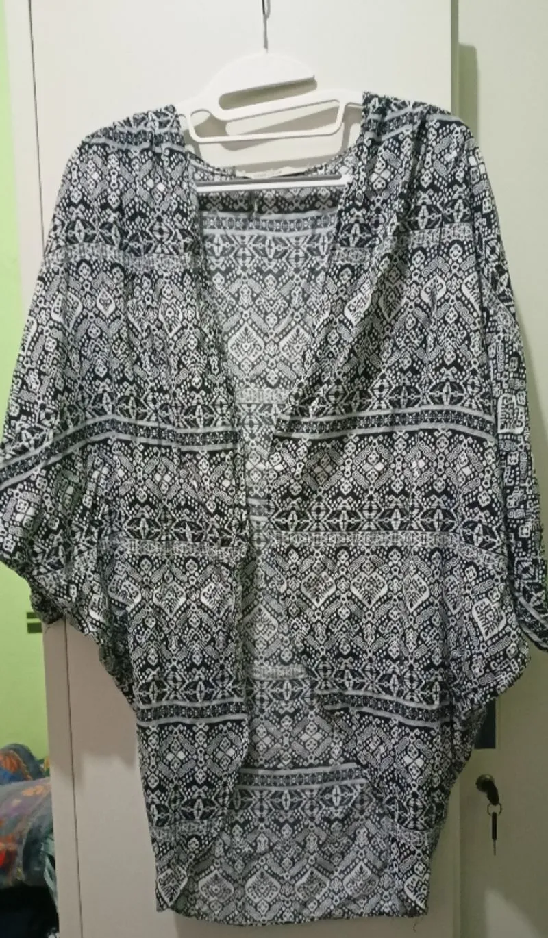 Outer/cardigan b&w photo 1