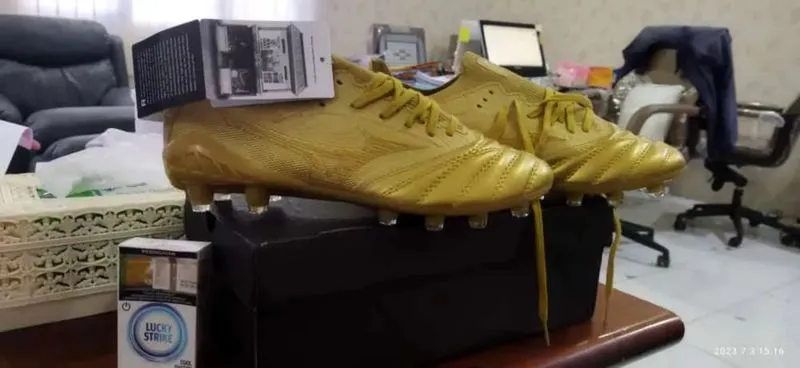 (COD) Sepatu bola Mizuno morella Neo Beta gold metalik  photo 1