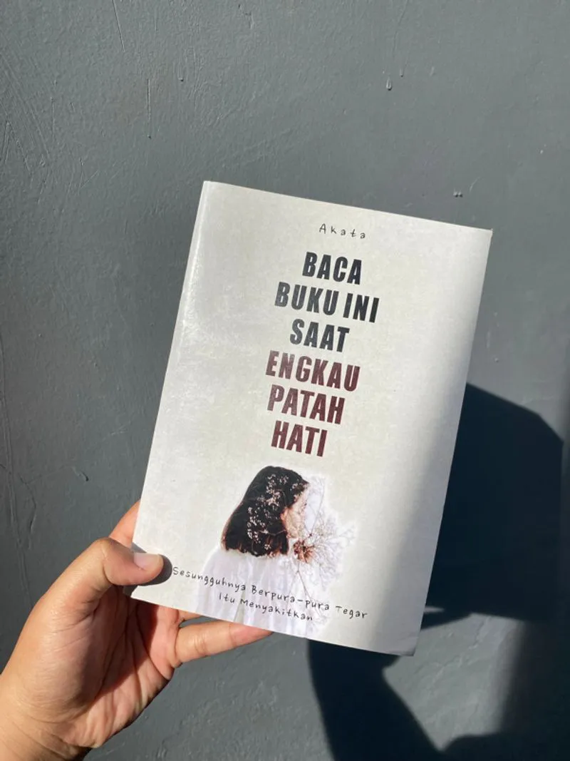 Books reading “Baca buku ini saat engkau patah hati “ photo 1