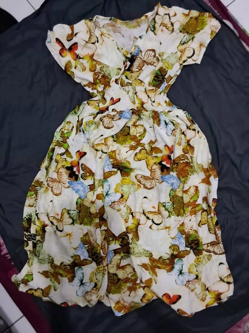 Dress midi wanita dengan potongan V-neck dan lengan pendek photo 1