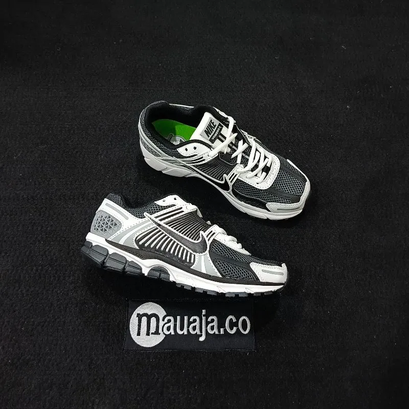 Nike Zoom Vomero 5 White Silver Metallic Black photo 1