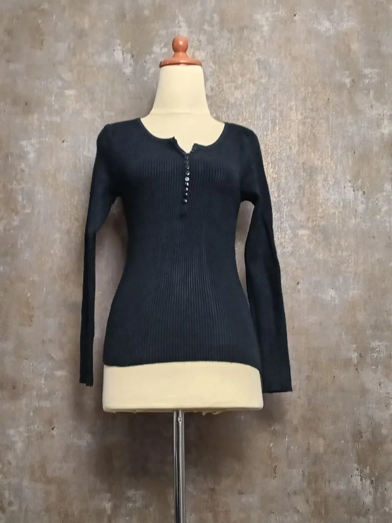Black Ribbed Knit Top Wanita – Button Detail | Slim Fit Stre photo 1