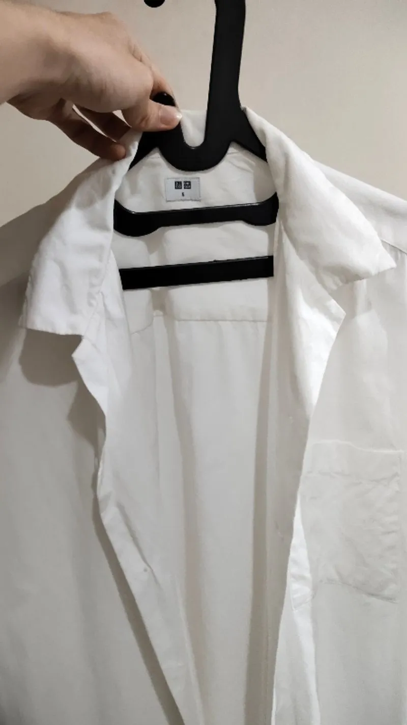 uniqlo white collared shirt size S photo 1