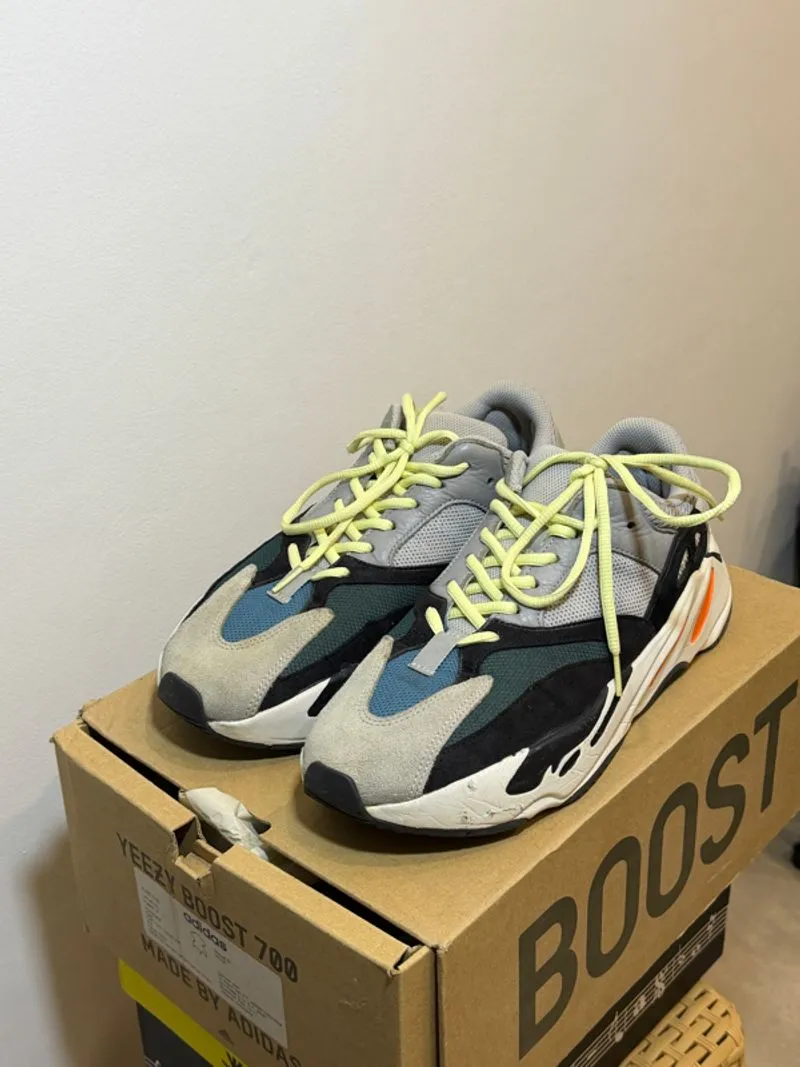 YEEZY BOOST 700 photo 1
