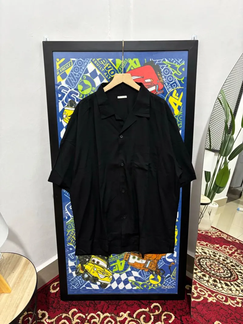 kemeja pria hitam lengan pendek gu global uniqlo photo 1