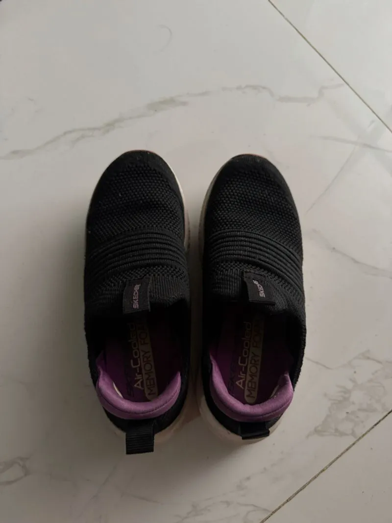 Sepatu slip on merk Skechers photo 1