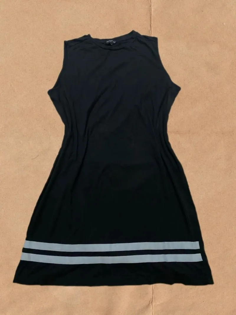 Basic black dress photo 1