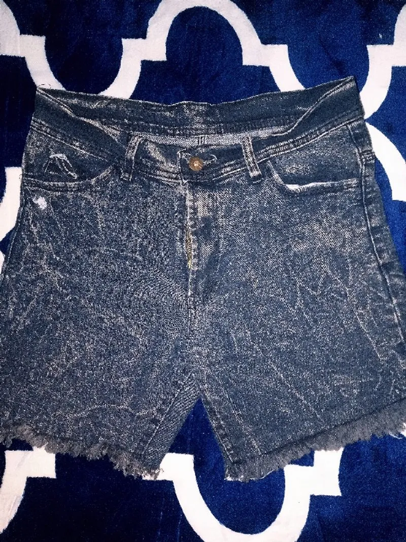 Pull&Bear denim short original
Model washed / distressed photo 1