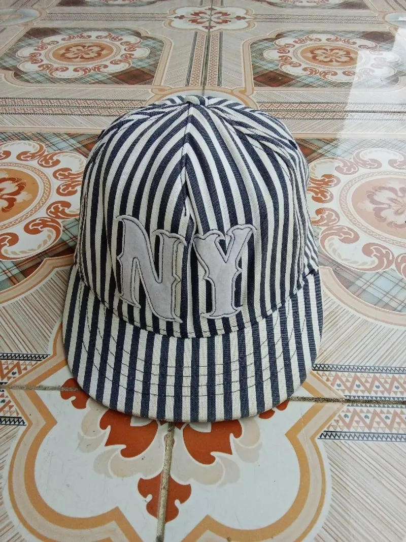 Caps NY stripe photo 1